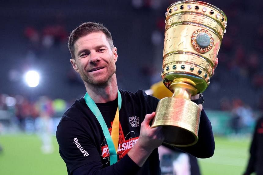 O técnico do Bayer 04 Leverkusen, Xabi Alonso, ganhou o prêmio de melhor técnico